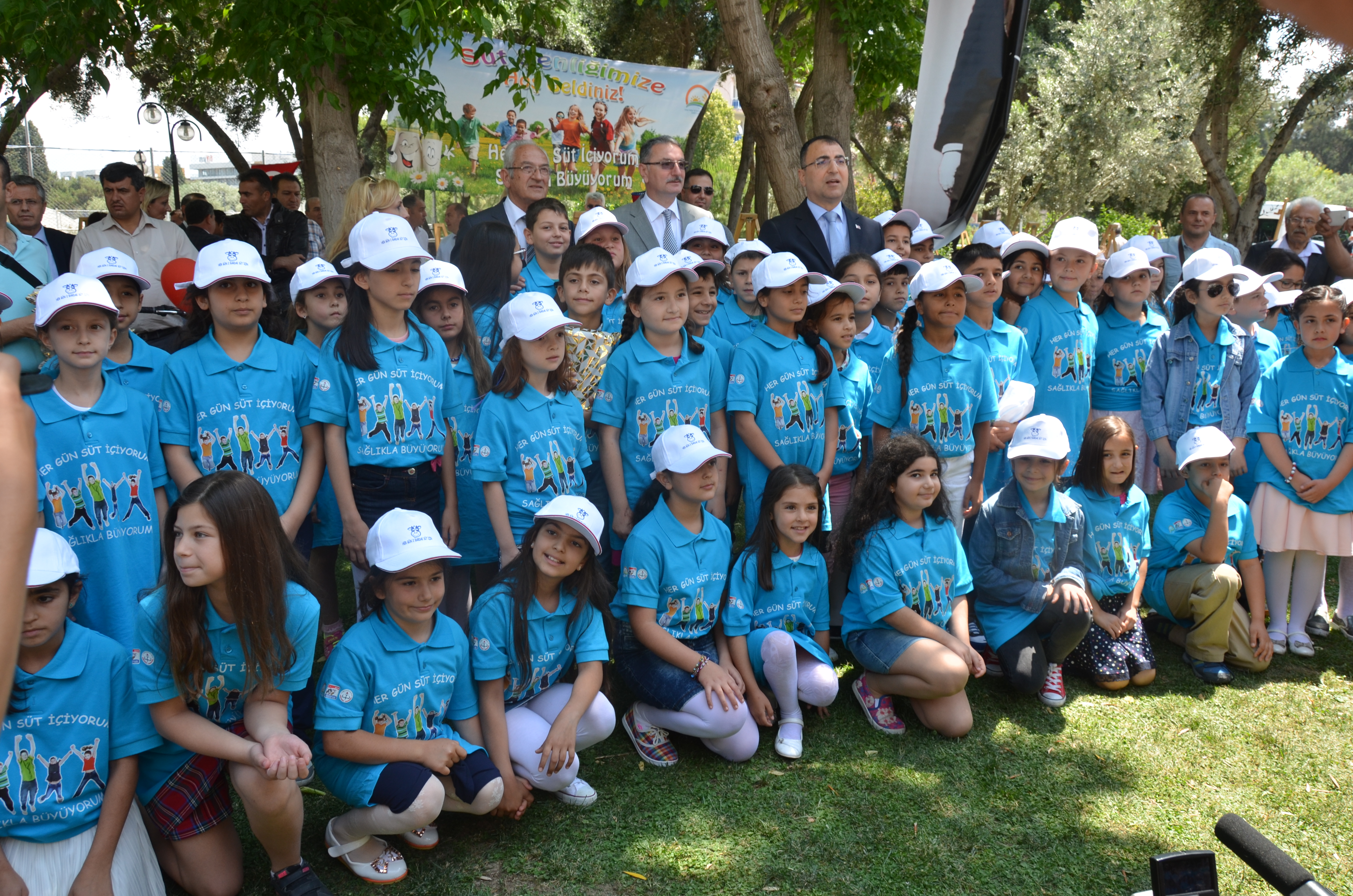 İzmir`de Festival Havasında Süt ve Çocuk Şenliği